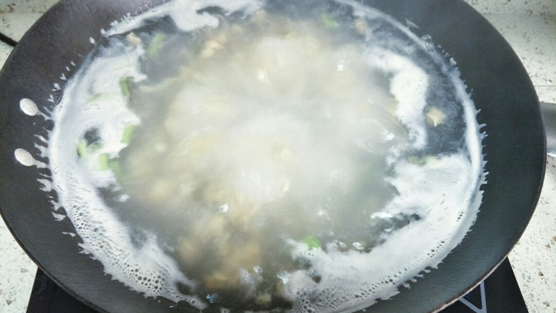 海鲜锅边,汤开后转中火稍煮几分钟