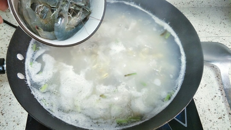 海鲜锅边,加入明虾，三者都很容易熟，几乎可以同时放入