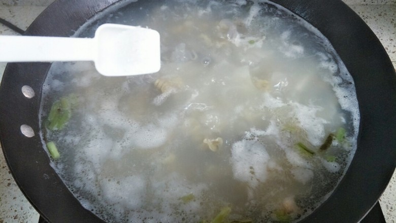 海鲜锅边,煮开后加入盐调味
