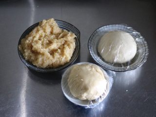 糯米馅老婆饼,三部分食材准备好后，油酥、水油皮盖保鲜膜松弛30分钟