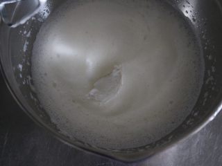 红丝绒蛋糕卷,体积明显变大后加入第二次糖粉，继续高速打发