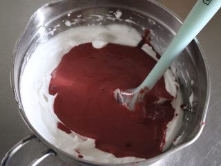 红丝绒蛋糕卷,将拌好的面糊倒入剩余蛋白中