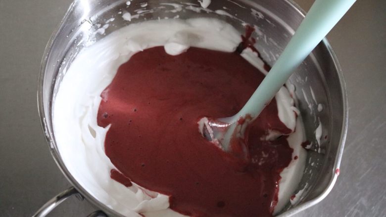红丝绒蛋糕卷,将拌好的面糊倒入剩余蛋白中
