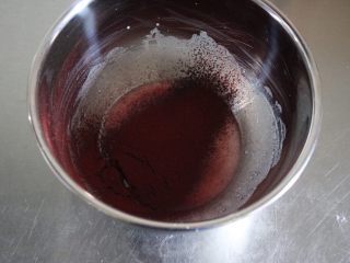 红丝绒蛋糕卷,筛入红曲粉，搅拌均匀