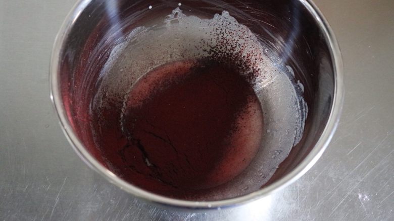 红丝绒蛋糕卷,筛入红曲粉，搅拌均匀