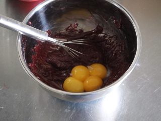 红丝绒蛋糕卷,放入蛋糊，搅拌均匀