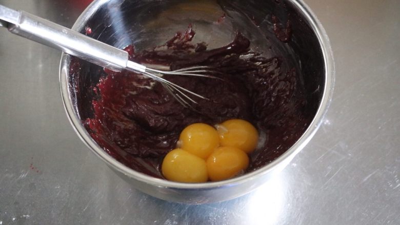 红丝绒蛋糕卷,放入蛋糊，搅拌均匀