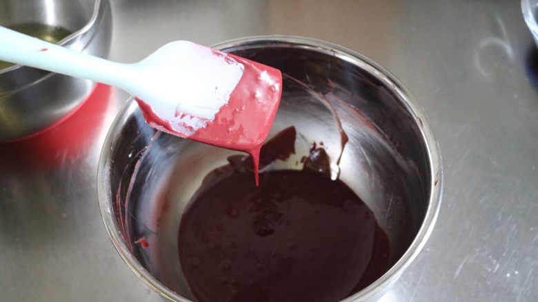 红丝绒蛋糕卷,搅拌好的面糊非常细腻，盖好保鲜膜备用