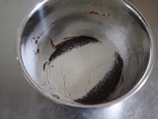 红丝绒蛋糕卷,筛入低粉拌匀