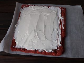 红丝绒蛋糕卷,淡奶油加柠檬汁、糖粉打发至9分，涂抹至蛋糕上