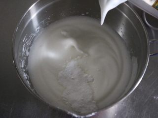 红丝绒蛋糕卷,有大弯钩时加入第三次糖粉，中速打发