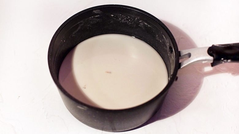 广式茶点-香煎萝卜糕,将萝卜粉200克与水260克混合均匀然后过筛备用。