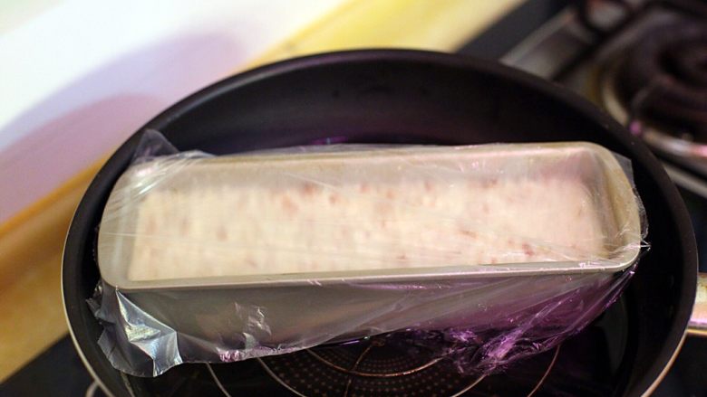 广式茶点-香煎萝卜糕,模具用保鲜膜覆盖，冷水上锅中火蒸40分钟。