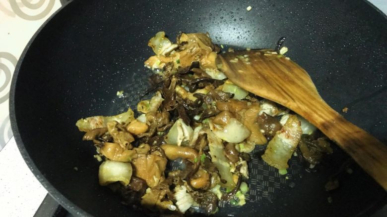 榛蘑炒辣椒,调入半小匙盐，翻匀。