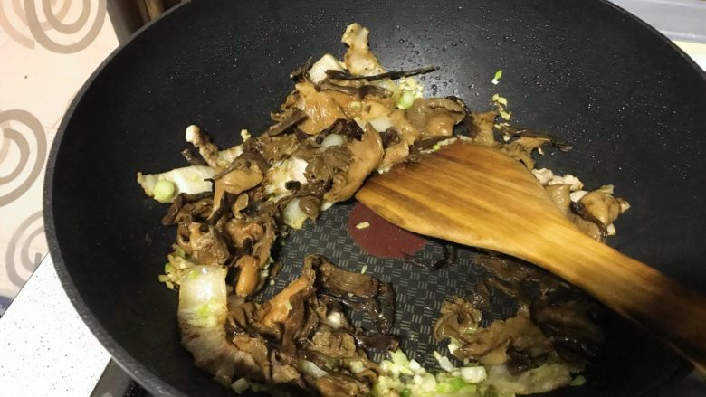 榛蘑炒辣椒,再倒入蘑菇，淋一汤匙酱青，翻炒。