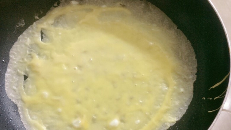 酸汤鱼火锅&骨汤火锅,平底锅刷一层薄薄的油预热，倒入少量蛋液迅速转匀