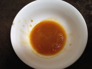 空气炸锅版—奥尔良烤鸡腿,剩下的腌料加入蜂蜜、食用油拌匀
