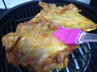空气炸锅版—奥尔良烤鸡腿,中途翻面，在表面刷一些油水混合液（这样可以保持鸡肉的嫩度）继续烘烤