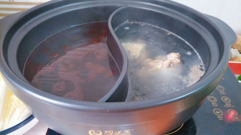 酸汤鱼火锅&骨汤火锅,鸳鸯锅里，一边加入熬好的筒骨汤，一边加入酸汤鱼底料
