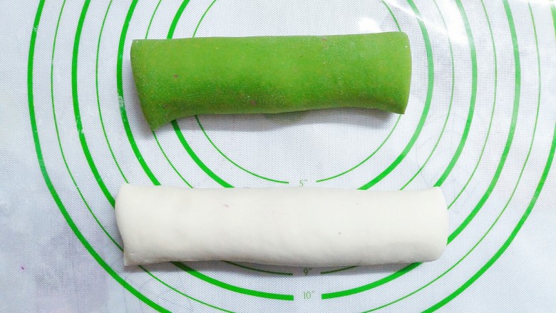 花样蒸饺系列（1）,把醒好的绿色，白色面团都擀成圆条状！