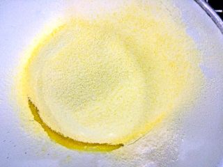 玉米面饼干,筛入白面，玉米面搅拌，加入牛奶或者鸡蛋，根据自己的面团调整。