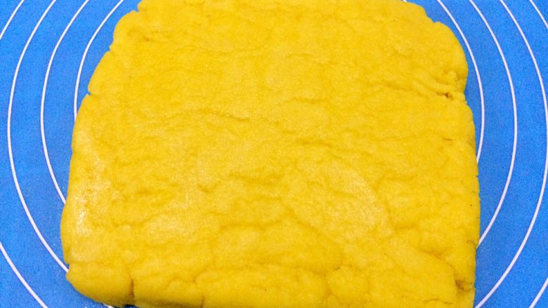 玉米面饼干,压扁，厚度不要超过一厘米。