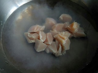 （宝宝辅食）鸡丝砂锅面,鸡肉切块，焯水洗净