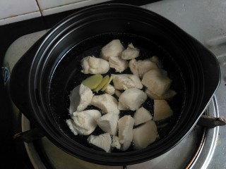 （宝宝辅食）鸡丝砂锅面,入砂锅加两片姜炖30分钟，至鸡肉软烂