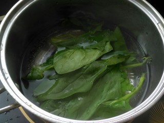 （宝宝辅食）鸡丝砂锅面,把菠菜焯水去除部分草酸