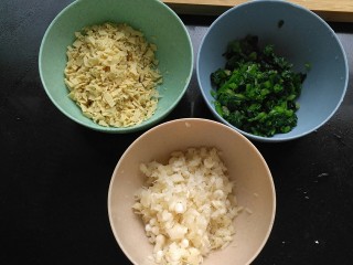 （宝宝辅食）鸡丝砂锅面,菠菜、金针菇和豆腐皮切成方便宝宝食用的大小