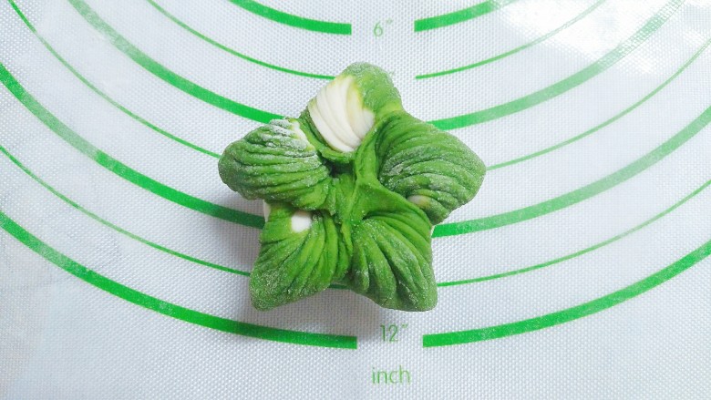 花样蒸饺系列（1）,这就是最后撵好的绿色花朵形状！