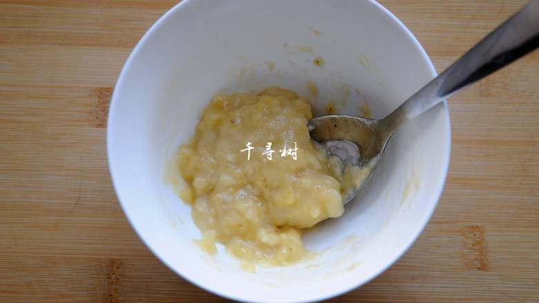 完美香蕉溶豆 健康营养宝宝辅食 超人气小零食,用勺背把香蕉压碎成糊状。