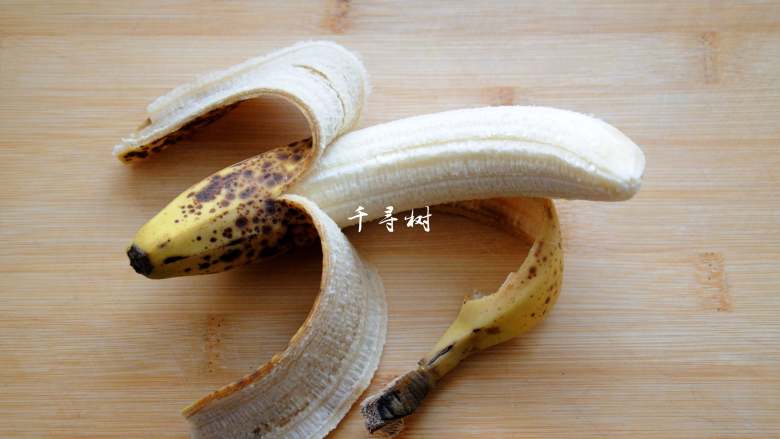 完美香蕉溶豆 健康营养宝宝辅食 超人气小零食,香蕉里面还是没有任何的变质的，这种香蕉比外表不带斑点的要熟的彻底，并且香蕉肉比较甜，比较软。

