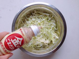 日式鸡胸肉蛋三明治,卷心菜丝放入适量焙煎芝麻口味沙拉酱拌匀备用