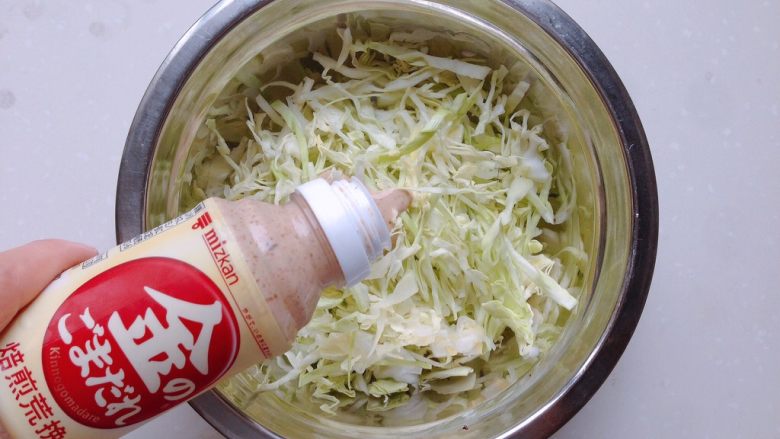 日式鸡胸肉蛋三明治,卷心菜丝放入适量焙煎芝麻口味沙拉酱拌匀备用