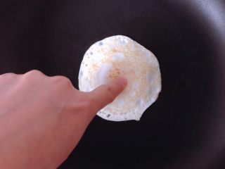 日式鸡胸肉蛋三明治,待蛋白基本凝固后翻面，用手指轻按蛋黄，还有一点软的时候就可以了