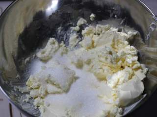 独角兽,将糖加入奶油奶酪中，隔温水软化