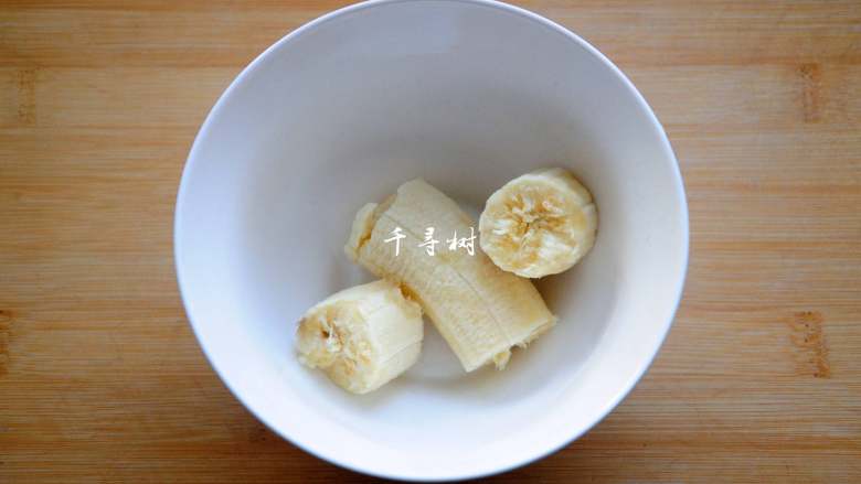 完美香蕉溶豆 健康营养宝宝辅食 超人气小零食,香蕉切段，放入碗中。