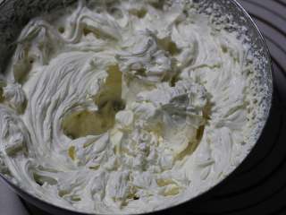 独角兽,淡奶油打至六分发，拌入奶酪糊中！打好的淡奶油，直接用打蛋器搅匀在奶酪糊中即可