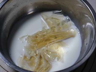 独角兽,吉利丁冷水泡软，加入牛奶中，隔水加热至吉利丁融化成液态