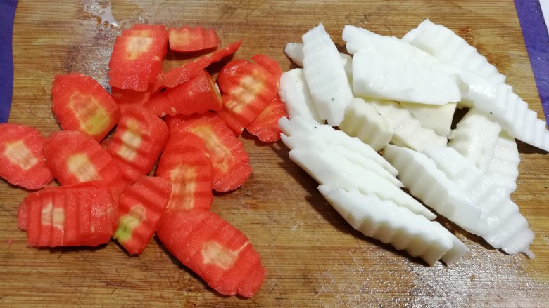 时令营养炒三蔬,然后把它们切斜片；（没有波纹刀，平常刀也是一样的）