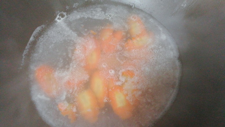 时令营养炒三蔬,胡萝卜也一样焯下水，然后捞起；