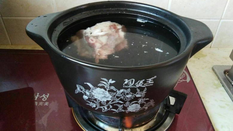 冬天喝这碗骨汤不仅美味，还可以补充维生素C,将大骨头放入冷水锅中