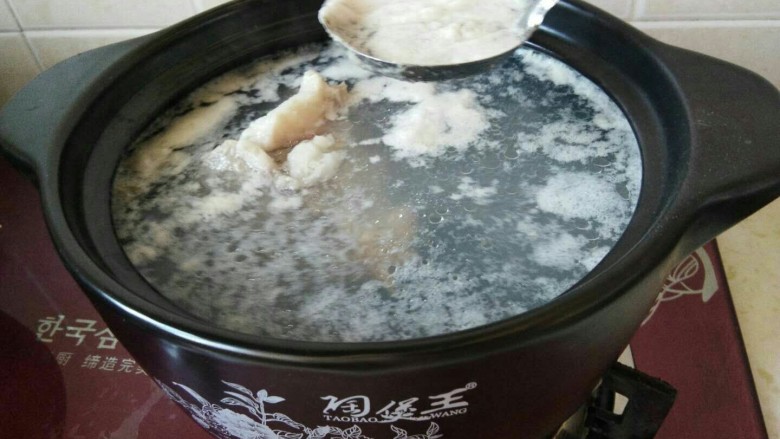 冬天喝这碗骨汤不仅美味，还可以补充维生素C,烧开，撇沫完成以后，大火烧开，小火熬40分钟。