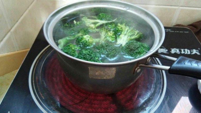 冬天喝这碗骨汤不仅美味，还可以补充维生素C,另外准备个锅，烧水焯掰好的西蓝花