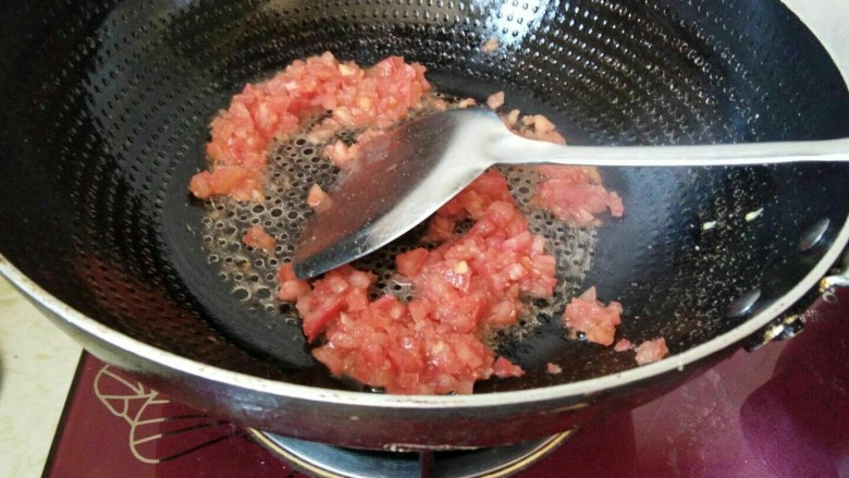 冬天喝这碗骨汤不仅美味，还可以补充维生素C,炒锅里热油，放入切好的西红柿丁，在翻炒的过程中加入少些清水。