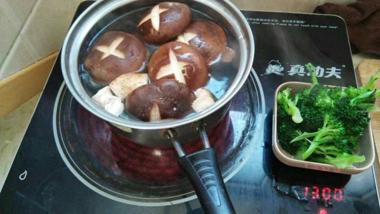冬天喝这碗骨汤不仅美味，还可以补充维生素C,焯好西蓝花以后把香菇扔锅里进行焯水