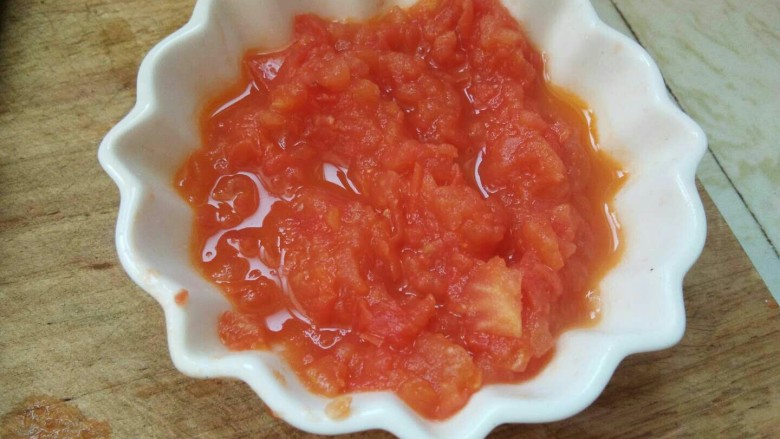 冬天喝这碗骨汤不仅美味，还可以补充维生素C,这是炒好的西红柿酱。