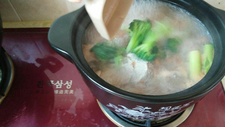 冬天喝这碗骨汤不仅美味，还可以补充维生素C,再加入焯好的西蓝花