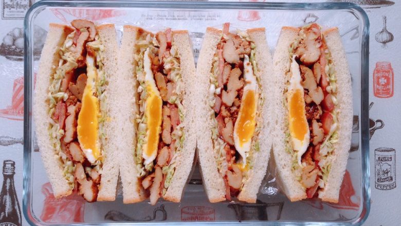 日式鸡胸肉蛋三明治,将做好的两个三明治装盘即可